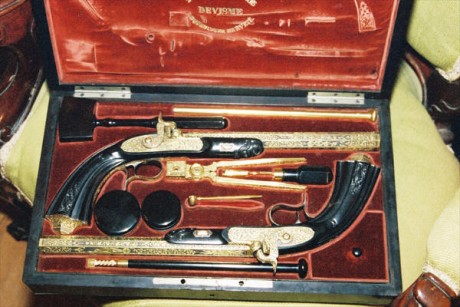  Ya sabéis que me gusta darles un toque elegante a mis armas...    :lol:


 http://www.thisblogrules.com/wp-content/uploads/2010/03/dg-uzi.jpg 40