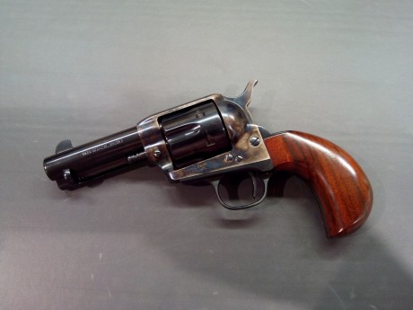 VENDIDO!!! mi revolver Uberti.

Es un Cattleman con cañon de 3'5 pulgadas de largo con culata Bird Head 01