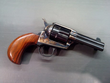 VENDIDO!!! mi revolver Uberti.

Es un Cattleman con cañon de 3'5 pulgadas de largo con culata Bird Head 00