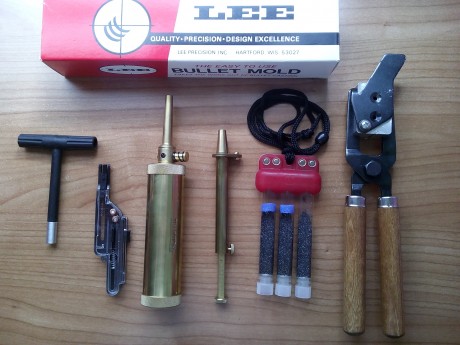 Lote de accesorios de avancarga compuesto por molde LEE calibre .50,polvorera y medidor de laton Traditions,portapistones,portacargas 01