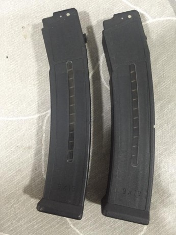 Vendo dos cargadores de UMP de 9 mm  de un compañero del club, están nuevos, son de 30 y como he dicho 01