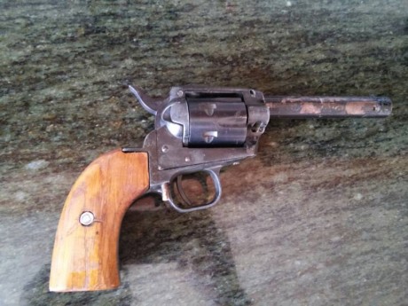 Buenas, tengo este revolver que perteneció a mi bisabuelo. Esta muy deteriorado y no tengo ni idea de 02