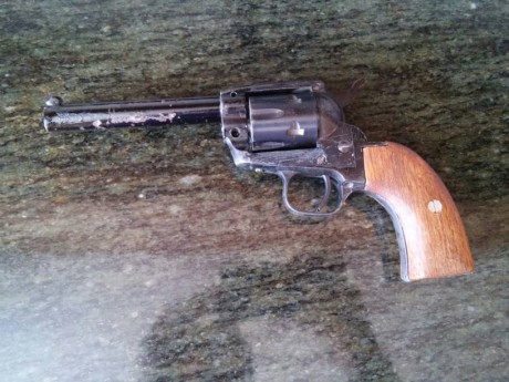 Buenas, tengo este revolver que perteneció a mi bisabuelo. Esta muy deteriorado y no tengo ni idea de 01