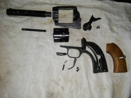 Buenas, tengo este revolver que perteneció a mi bisabuelo. Esta muy deteriorado y no tengo ni idea de 11