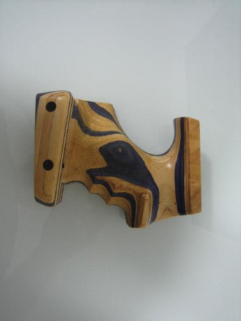 Hola, buenas a todos, ordenando el cuarto de los trastos he encontrado una empuñadura para Walther GSP, 01