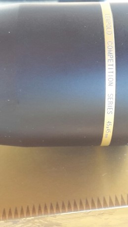 buenas vendo leupold competition 45x con:

reticula mildot 20x
parasol leupold
rueda paralaje aluminio
torreta 00