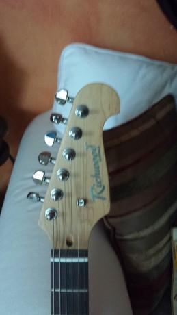 guitarra con poco uso su valor es de 200 euros ,es marca orietal pero resulta que ahora esta bien cotizada 02