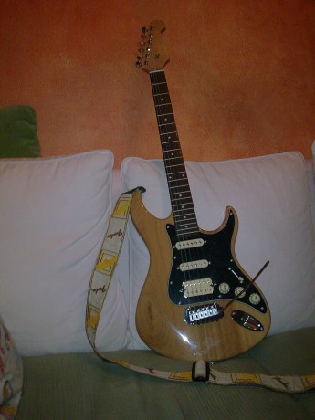 guitarra con poco uso su valor es de 200 euros ,es marca orietal pero resulta que ahora esta bien cotizada 00