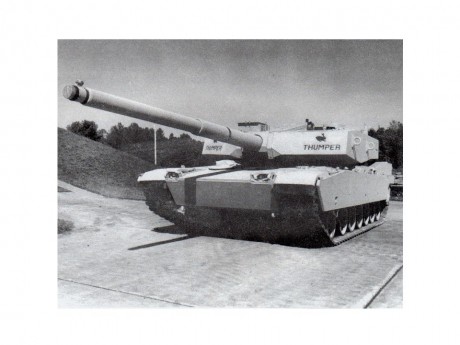 A simple vista parece un "MBT Revolution" fabricado por Rheinmetall, al que le han puesto un 100