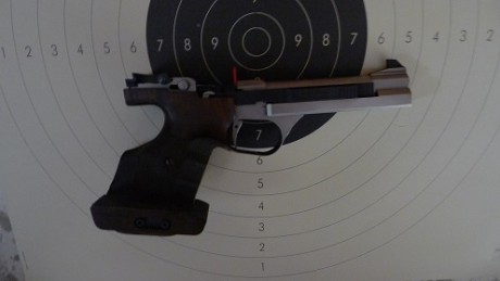 Vendo pistola Feinwerbau 22LR AW 93, muy bien cuidada, maletín original.
Funciona perfectamente, el arma 00