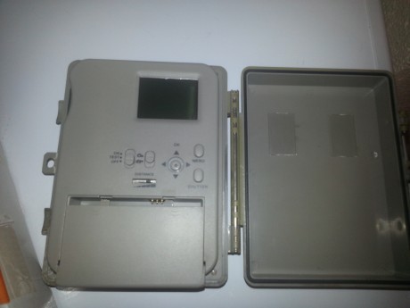 Vendo ésta cámara comprada hace tres años y usada sólo una vez,  tiene batería recargable y correas para 01