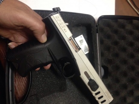 PUES ESO, vendo esta pistola del cal. 22 ideal para iniciacion , en muy buen estado y con dos cargadores 10