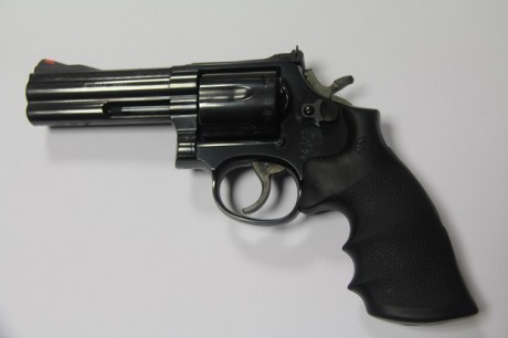 COMO NUEVO 

 S&W 586 4" PAVON 350€

S&w 357/38, NO ha tirado mas de 300 tiros y siempre 71