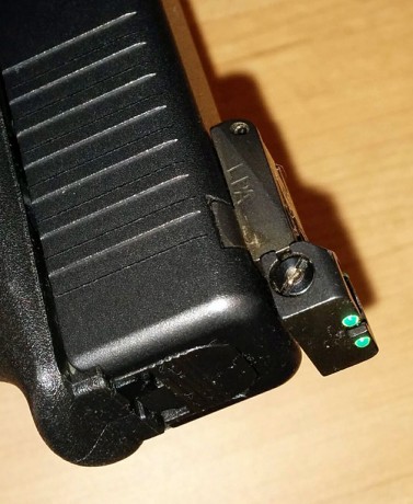 Buenas,

tengo una Glock 17 a la que le tengo puesta miras LPA de fibra óptica (tanto punto como alza) 00