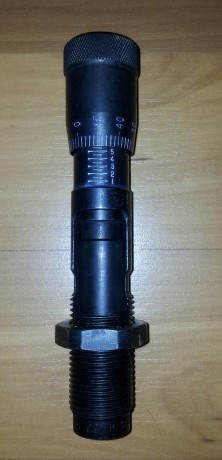 El seater die esta en perfecto estado. El full length die tiene limada la rosca de la parte superior. 02