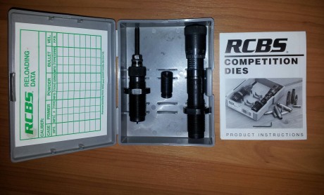 El seater die esta en perfecto estado. El full length die tiene limada la rosca de la parte superior. 01