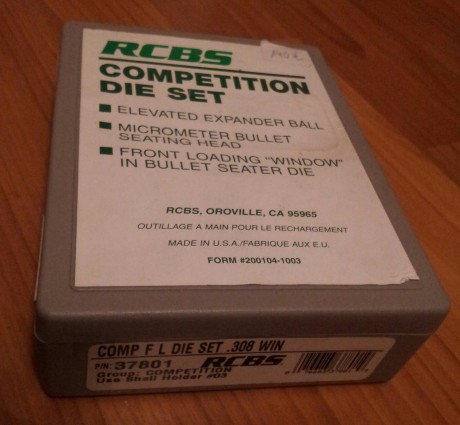 El seater die esta en perfecto estado. El full length die tiene limada la rosca de la parte superior. 00