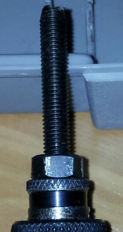 El seater die esta en perfecto estado. El full length die tiene limada la rosca de la parte superior. 11