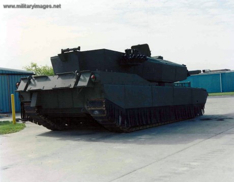 A simple vista parece un "MBT Revolution" fabricado por Rheinmetall, al que le han puesto un 131