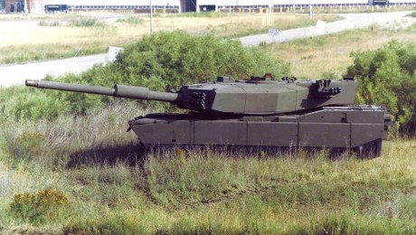 A simple vista parece un "MBT Revolution" fabricado por Rheinmetall, al que le han puesto un 130