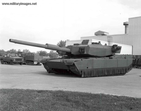 A simple vista parece un "MBT Revolution" fabricado por Rheinmetall, al que le han puesto un 140