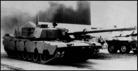 A simple vista parece un "MBT Revolution" fabricado por Rheinmetall, al que le han puesto un 170