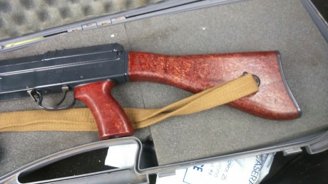 un amigo vende este cacharrillo en 300€
está perfecto y apenas usado
lo dá con maletín, un guardamanos 01
