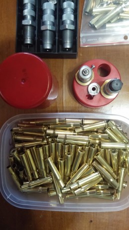 Vendo lo siguiente ya que no tengo rifles de estos calibres:


Dies Lee 30-30 Win + 230 Vainas= 60 euros 02