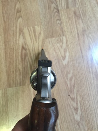 Pues eso, que vendo el revolver está 9,95 sobre 10, muy buen estado, apenas usado, con cachas Colt de 11