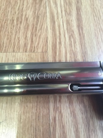 Pues eso, que vendo el revolver está 9,95 sobre 10, muy buen estado, apenas usado, con cachas Colt de 20