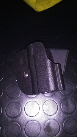 Buenas noches:

Haciendo limpia me han salido las siguientes cosas:

- Funda IPSC en kydex para 1911 monohilera. 01