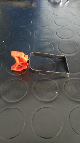 Buenas noches:

Haciendo limpia me han salido las siguientes cosas:

- Funda IPSC en kydex para 1911 monohilera. 10