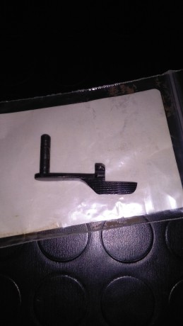 Buenas noches:

Haciendo limpia me han salido las siguientes cosas:

- Funda IPSC en kydex para 1911 monohilera. 20