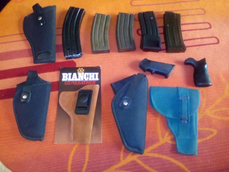 Un compañero me ha pedido que ponga este anuncio, para la venta de unos cargadores y unas fundas de pistola.
Cargadores 00