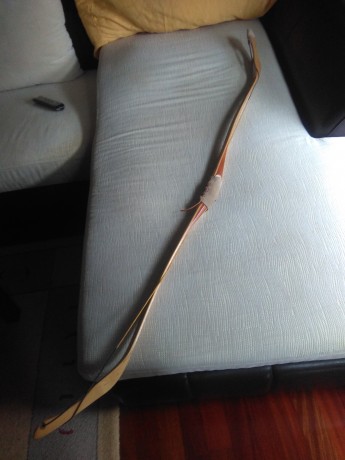 se vende arco turco de 50 libras con 12 flechas de madera y con pluma egolas, mas guante de tiro, se vende 02