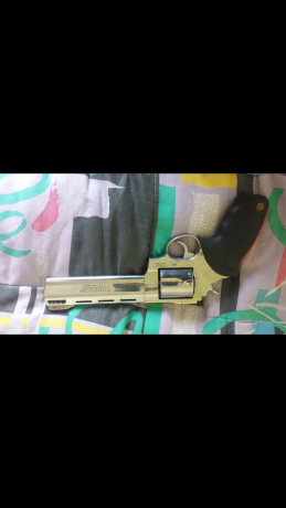 Se vende revolver taurus modelo raging bull  cromado.de 6 pulgadas calibre 454 casull.precio 650 euros. 00