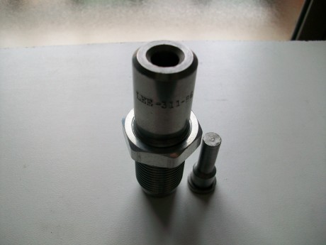 En Madrid, vendo:
- Recalibrador Lee, calibre 32, .311", Rfª B-6. Es un recalibrador para prensa.15 02