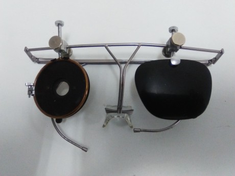 Vendo gafas para tiro, con diafragma y parche, la caja de plastico esta rota por la bisagra. VENDIDAS 00