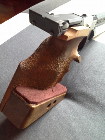 Hola
Cambio cachas para Steyr LP1 ó LP10 en talla M, las cambio por otras en talla S.
Son de diestro y 00