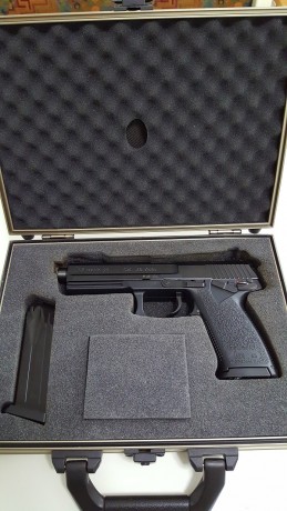 Vendo una Heckler & Koch MK23 calibre.45, con dos cargadores de 12 cartuchos y en su caja original. 02