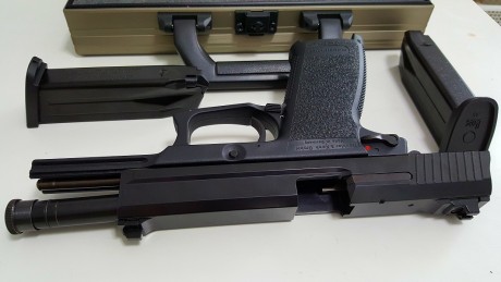 Vendo una Heckler & Koch MK23 calibre.45, con dos cargadores de 12 cartuchos y en su caja original. 01