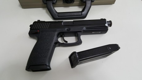 Vendo una Heckler & Koch MK23 calibre.45, con dos cargadores de 12 cartuchos y en su caja original. 00