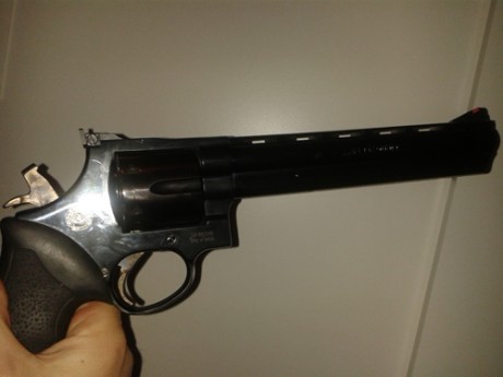 Revolver taurus 8"3/8  44 mag esta nuevo , con muy poco uso .  400€   regalo funda de cuero 11