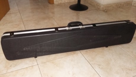 Se vende maleta para arma larga DMC Texas. Estructura de aluminio. Cuatro cierres y cerradura con llave. 01
