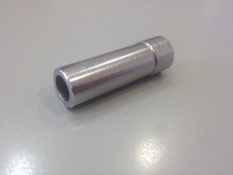 Vendo este Casquillo Guia de muelle recuperador para pistolas Colt, Infinity, STI o SPS. 
Es de acero 01