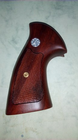 Saludos compañeros:
Pongo a la venta unas cachas para el revolver 686 con armazón k o l. Están muy bien 01