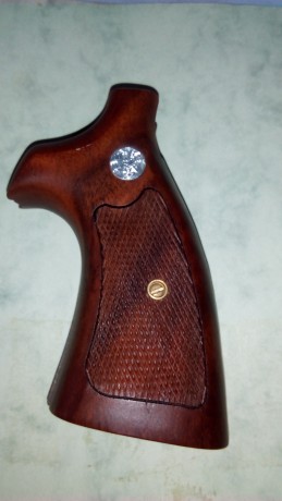 Saludos compañeros:
Pongo a la venta unas cachas para el revolver 686 con armazón k o l. Están muy bien 00