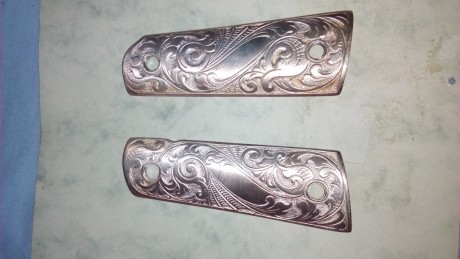 Saludos compañeros:
Pongo a la venta unas cachas de metal bañadas en plata para las colt 1911 y sus clones. 00