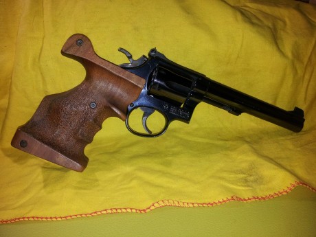 Pongo a la venta una cacha anatomica marca MORINI en talla "M" para revolver S&W K-14.
Esta 02
