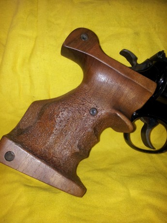 Pongo a la venta una cacha anatomica marca MORINI en talla "M" para revolver S&W K-14.
Esta 01